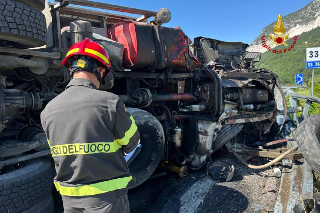 Serra San Quirico – Si rovescia un autocarro, il conducente esce autonomamente
