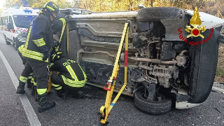 Macerata - Incidente sulla statale Val di Chienti, auto si ribalta