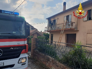 Ancona – Domato incendio in appartamento, persona soccorsa dai sanitari