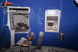Assalti ai bancomat con la tecnica della "marmotta": 7 arresti dei carabinieri di Chieti