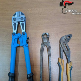Pescara - Gira con arnesi da scasso, denunciato 35enne