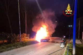 Camerino - Auto a gasolio avvolta dalle fiamme, salvo il conducente