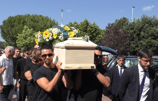 Fano - Funerali 27enne, il vescovo: "Edoardo parlava al cuore di tutti"
