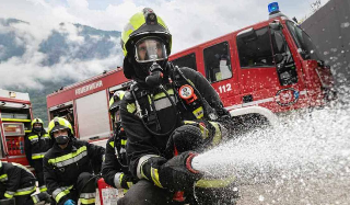 Incendio in una falegnameria a Offida, distrutti capriate  e travi