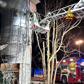 Suolificio in fiamme nel Fermano: rogo domato dai vigili del fuoco