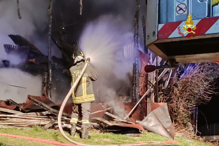 Capanno agricolo a fuoco nel Fermano, intervengono i vigili del fuoco