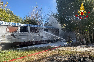 Montemarciano - Incendio distrugge una roulotte abbandonata vicino all’A14