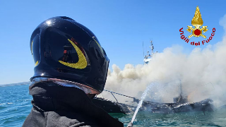 Fano - Barca prende fuoco a mezzo miglio dal porto, recuperati i tre occupanti