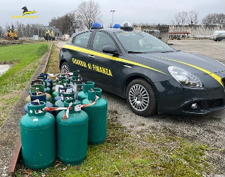 Falconara - Riempiva bombole con Gpl del distributore, due denunce