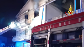 Fiamme in casa, vigili del fuoco salvano due anziani intrappolati in camera da letto