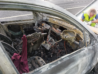 Auto in fiamme in A14, conducente illeso