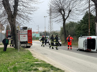 San Benedetto - Auto si ribalta sulla Salaria, anziano estratto dai vigili del fuoco