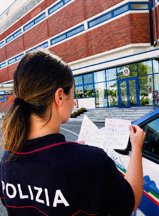 "Poliziotti siete bravissimi", la Questura di Fermo cerca i piccoli autori dei biglietti anonimi
