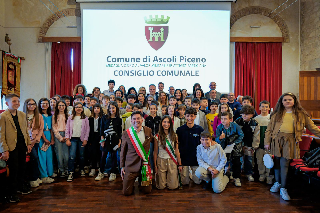 Ascoli Piceno - Insediato il nuovo Consiglio comunale dei ragazzi e delle ragazze: il neo sindaco è Carolina Cappelli