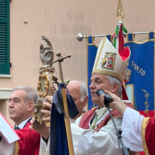Derby tra Santi, lapsus del vescovo tra San Benedetto e Sant’Emidio