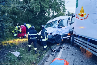 Scontro frontale tra due auto a Osimo, conducenti incastrati negli abitacoli