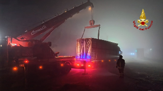 Amandola - Camion per il trasporto di polli esce fuoristrada, intervento dei vigili del fuoco