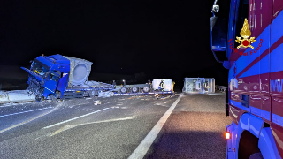 Tragedia sfiorata in A14, dal tir sono caduti grossi blocchi di cemento