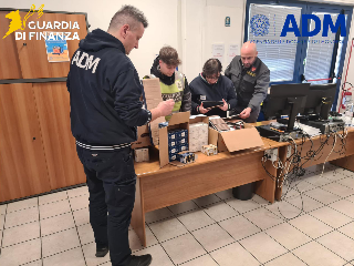 Ancona – Maxi sequestro di esplosivi al porto, 10 milioni di detonatori e 314 mila munizioni