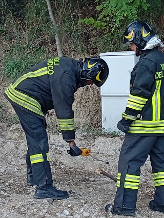 Teramo - Fuga di gas metano a Colle Marino, strada chiusa per consentire la riparazione della tubazione