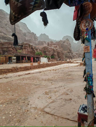 Turisti del Fermano scampano all’alluvione a Petra: "Salvati da un poliziotto"