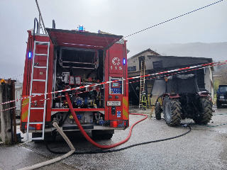 In fiamme officina a Tornimparte, appello del Comune a non avvicinarsi