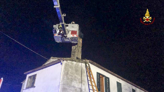 Offida - Incendio canna fumaria, in azione vigili del fuoco