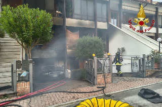 Maiolati Spontini - Fiamme in un garage, appartamenti temporaneamente inagibili