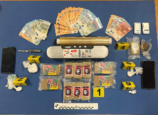 Panetti di hashish con la faccia del "Che" nascosti nel mobile: due arresti nel fermano