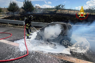 Pesaro - Auto in fiamme in A-14, conducente trasportato in ospedale