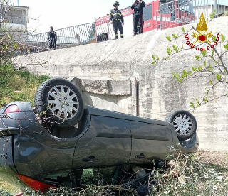 Auto vola per 5 metri e piomba in un giardino: ferito elitrasportato a Torrette