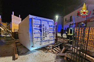 Visso - Camion con bestiame si ribalta sulla strada, intervento dei vigili del fuoco