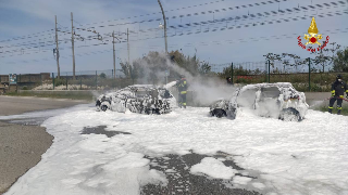 Cupra Marittima - Auto in fiamme dopo tamponamento sulla Statale 16