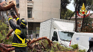 Maltempo, vigili del fuoco in azione a Osimo e Senigallia