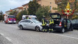 Senigallia - Scontro tra due auto, conducente resta incastrato nell’abitacolo