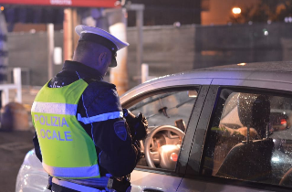 Rischia di volare giù dal ponte Rozzi con il suv, salvo per miracolo