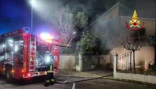 Monterubbiano, incendio in un garage: intervento dei vigili del fuoco