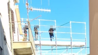 Minacciano di gettarsi dall’impalcatura, protesta rientrata a Torricella Sicura