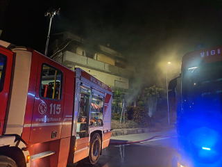 Incendio in una palazzina ad Alba Adriatica, cinque persone soccorse dai Vigili del Fuoco
