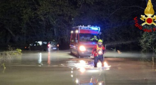 Quattro ragazzi finiscono con l’auto nel Fluvione, tutti illesi