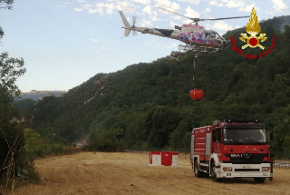 Incendio in un bosco del Pesarese, in azione elicottero e canadair