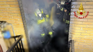 Appartamento a fuoco, un intossicato finisce in ospedale