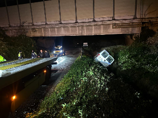 Furgone si ribalta, autista e sei minorenni in ospedale