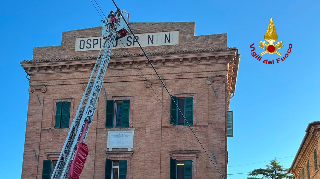 Maiolati Spontini - Lettere pericolanti sull’insegna di una struttura sanitaria