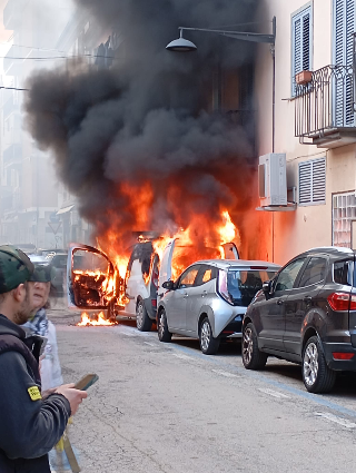 San Benedetto del Tronto - Furgone in fiamme, paura in via Legnago