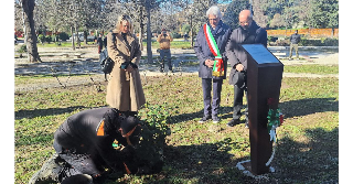 Macerata - Una camelia in ricordo di Pamela a 7 anni dalla sua brutale morte