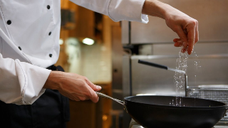 Porto San Giorgio - A cena con lo chef stellato, ma è un bluff: nei guai ristoratore