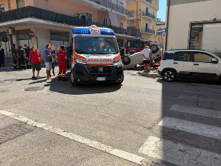 Porto d’Ascoli - Auto si ribalta dopo lo schianto all’incrocio tra via Esino e via Potenza