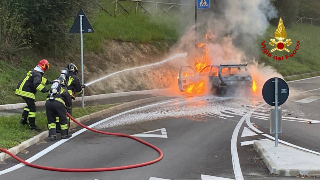 Trecastelli - Auto in fiamme mentre è in transito: intervengono i vigili del fuoco