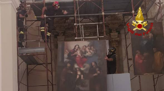 Crolla tetto nel museo delle Tombe Picene, opere messe in salvo